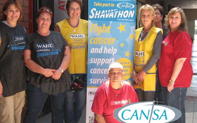 Die span vrywilligers, met Maryke van Rensburg links van die Kansa-advertensie. (Foto: Riana Enslin)